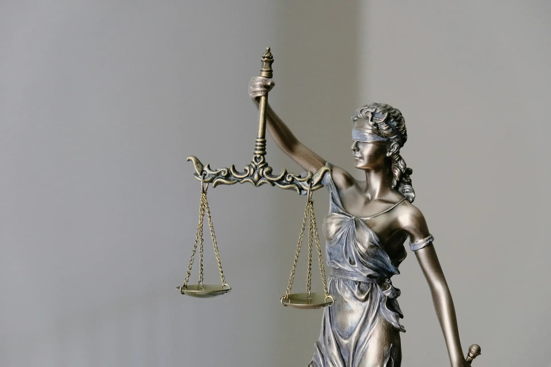 Estátua da justiça no escritório da Salema - Mutemba & Associados